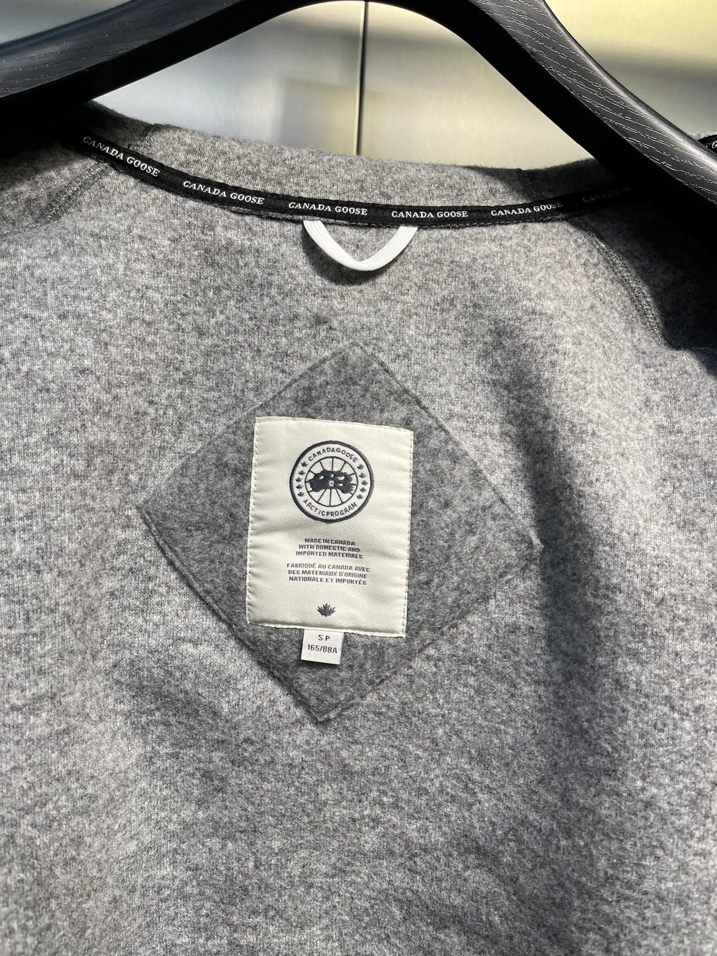 P680 Canada Goose women's hooded wool raglan jacket Fabric: Custom-dyed 60% wool, 18% lyocell fiber, 12% polyester, 8% nylon Placket: Made of nylon edge cloth + original YKK No. 10 zipper (white paint) Pocket buttons: Used TPU four-button buttons of the same color Sleeve thread: Made of high-elastic wool spandex blended elastic thread Accessories: Full set of accessories customized The interior is made of black polyester pocket cloth. The back neckline is made of pure white ear-hanging webbing. Behringer embroidery machine. 21600 needles high-density white label embroidery. Size: S--2XL